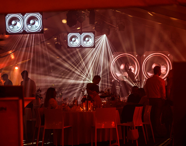 Überblick eines Firmenevents mit Bühne und DJ im Hintergrund
